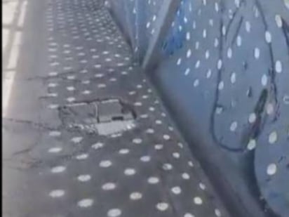 ¿Quieren que los usemos así? Reportan daños visibles y un hoyo en el puente peatonal al este de Saltillo