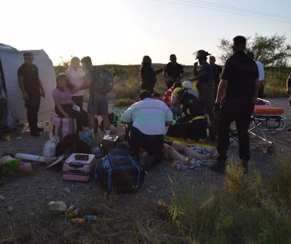 Familia de paisanos choca y vuelca en la entrada Oriente de Monclova