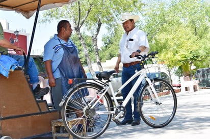 'Beto' Villarreal apoya a su amigo 'Toño el bolero'