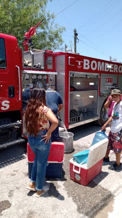 Bomberos y PC colaboran con 14 pipas de agua en colonias