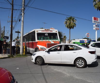 Autobús de pasajeros se incrusta en un automóvil