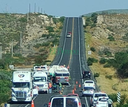 Pipa repleta de combustible vuelca en la carretera Monclova-Monterrey