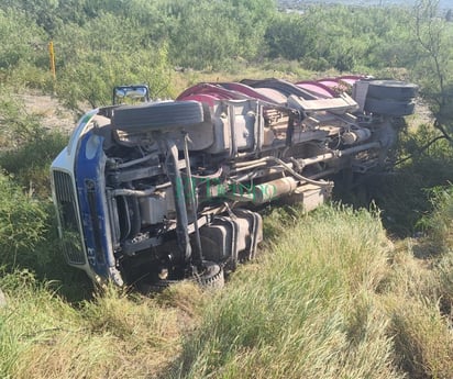 Camión recolector de basura vuelca en la avenida Puerta 4 de Monclova