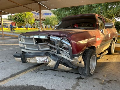 Trabajadora de un supermercado choca dos señalamientos viales