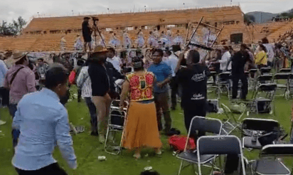 Diputado de Morena, presuntamente ebrio, protagoniza trifulca durante Guelaguetza Magisterial