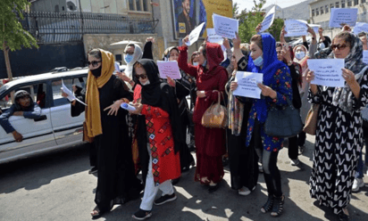 Afganas protestan en Kabul contra el cierre de los salones de belleza