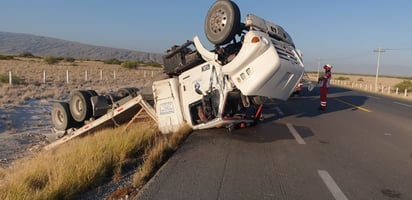 Tráiler vuelca en la carretera Cuatro Ciénegas-San Pedro