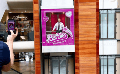 Centro comercial lleva Barbie a otro nivel; transforma elevador en caja de muñeca