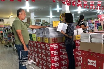 Padres de familia recurren a prestamos y empeños para surtir las listas escolares