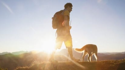 Por qué es recomendable hacer una caminata en las mañanas (y cómo incide a la hora de dormir)