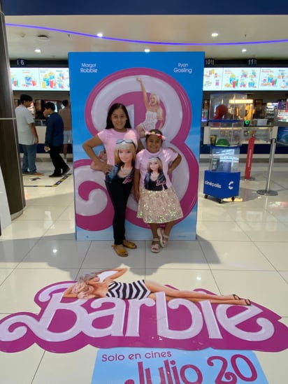 Pequeñas acuden al estreno de Barbie 