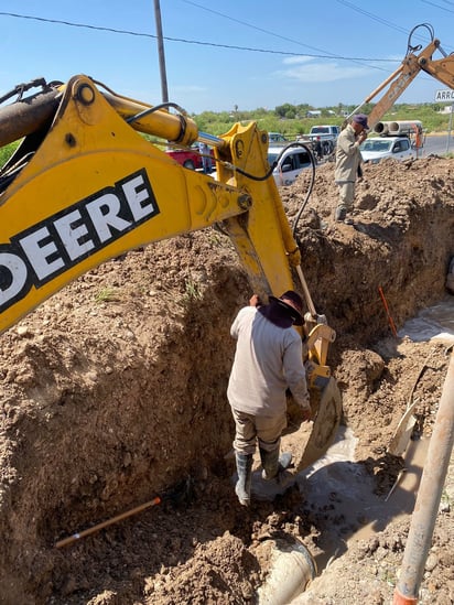 Trabajan en la reparación de una fuga de agua 