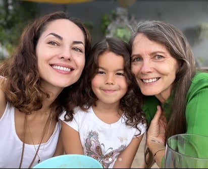 Pruebas fotográficas confirman similitud entre Mila Mayer Subtil y Bárbara Mori en su infancia