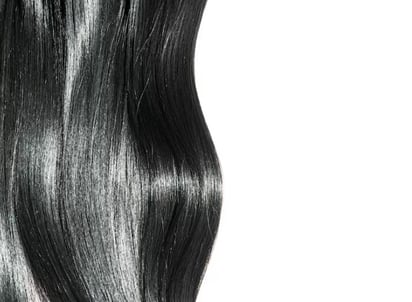 Conoce este tinte natural para oscurecer el cabello: Esta alternativa libre de químicos te encantará si buscas disimular las canas o solamente oscurecer tu cabello.