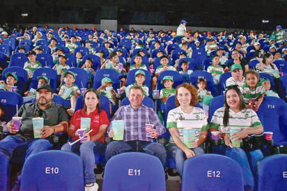 Hugo Lozano le 'picha' palomitas a niños del curso de fútbol infantil Santos-Pronnif