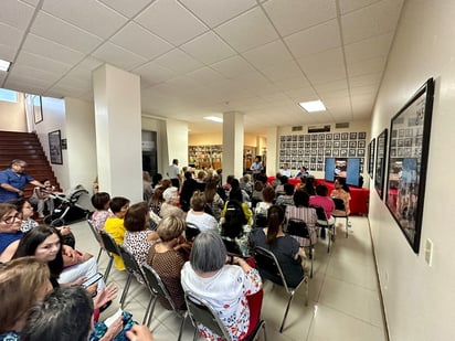 Cuqui Vásquez presenta con éxito su libro 'A decir verdad' en el Museo de la Frontera