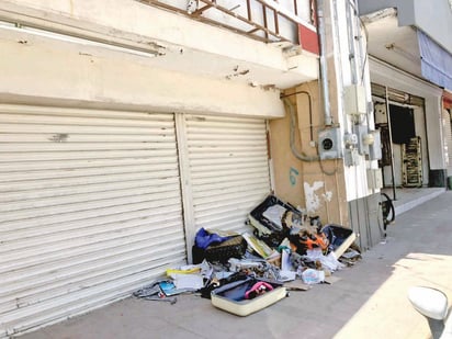 Comerciantes llenan de basura las calles de la Zona Centro de Monclova 