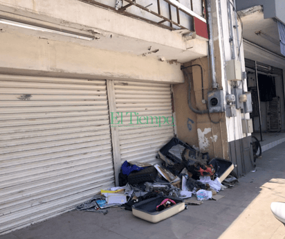 Comerciantes llenan de basura las calles del centro