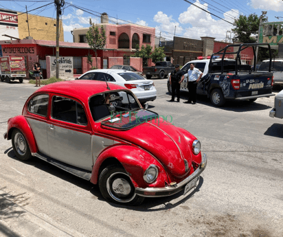 Vocho choca contra camioneta en el Pueblo de Monclova