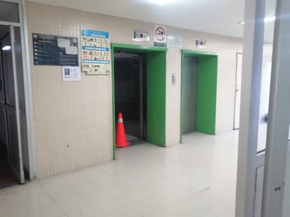 Derechohabientes del IMSS encuentran sin jalar los elevadores