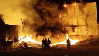 Incendio consume bodega de tarimas en Guadalajara