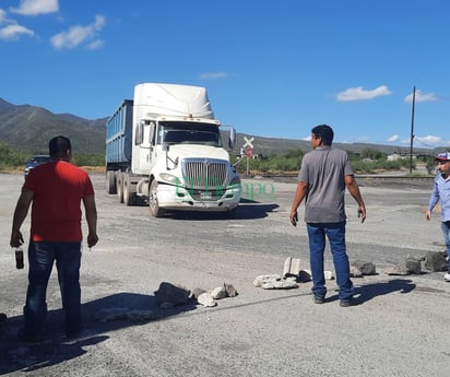 Impiden entrada y salida de tráileres en el punto cero