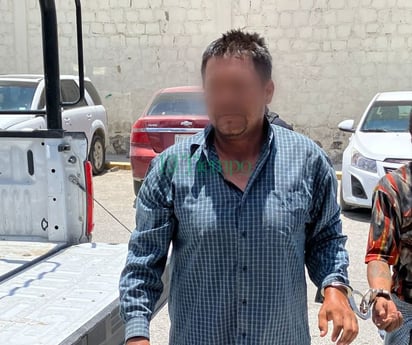 Hombre agarra como cantina calles del Pueblo para quitarse calor 