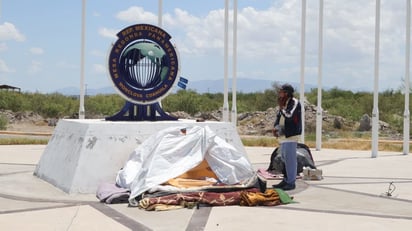 Indigente hace su hogar en calles de obra abandonada en Monclova