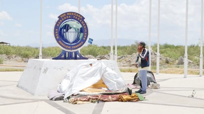 Indigente hace su hogar en calles de obra abandonada 