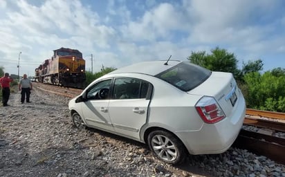 Automovilista es arrastrado por el tren al intentar ganarle el paso