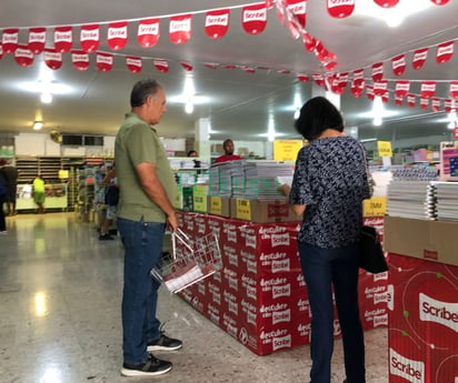 Papás compran útiles pidiendo prestado