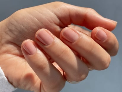 'Naked nails' la tendencia más viral en TikTok: El hashtag #NakedNails ha acumulado miles de millones de visitas, convirtiendo la tendencia en un fenómeno global.