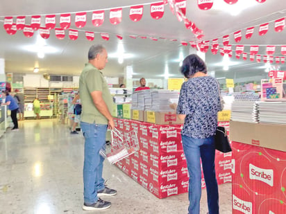 Papás compran útiles pidiendo prestado 