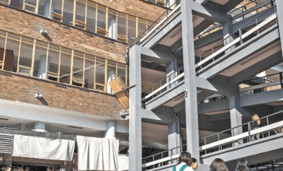 Hombre armado asalta a dos estudiantes en la biblioteca de la Facultad de Medicina