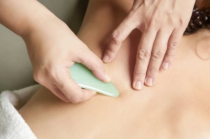 ¿Qué es Gua Sha? Beneficios para el cuidado de la piel 