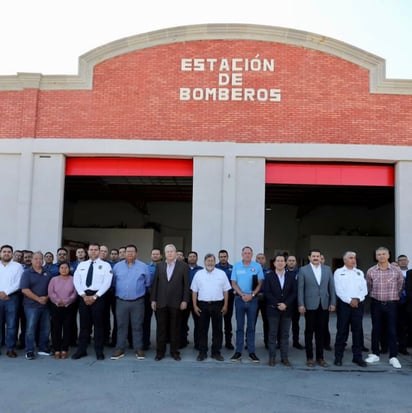 Delegación de Austin, Texas y el alcalde visitan estación de bomberos