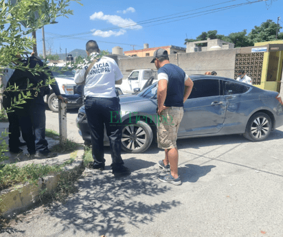 Camioneta choca auto en la colonia Praderas del Sur