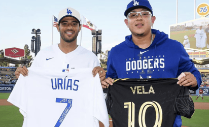 ¡Orgullo mexicano! Carlos Vela y Julio Urías se encargan del saque de honor en el Dodger Stadium