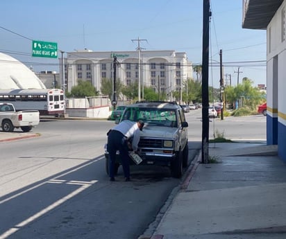 Tránsitos a diario retiran placas por estacionarse en zona prohibida