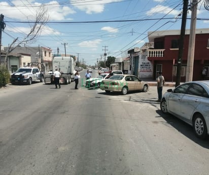 Se ensartan dos carros en el centro de Monclova