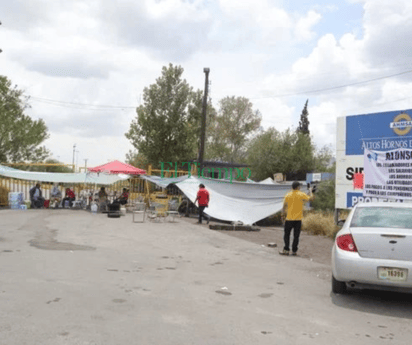 Obrero y su familia no pagaron renta y tuvieron que vivir en un carro 2 días