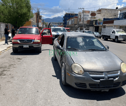 Conductora impacta su auto con puerta de camioneta en la Zona Centro