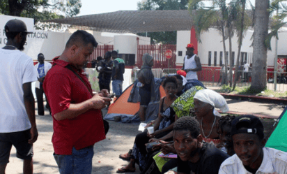 Analiza AMLO instalación de nuevo espacio para migrantes en el sureste