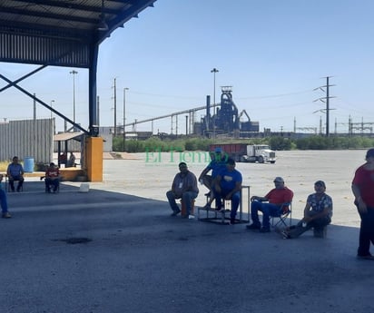 Napistas corren a guardias de Altos Hornos de México