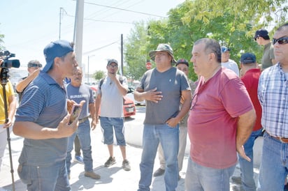 Napistas corren a guardias y bomberos; confrontan a los empleados de confianza