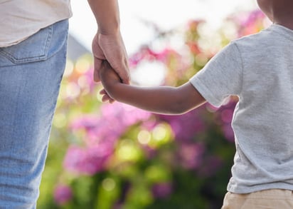 Niños que deambulaban solos en calles de Nueva Rosita son llevados a un hogar para su cuidado