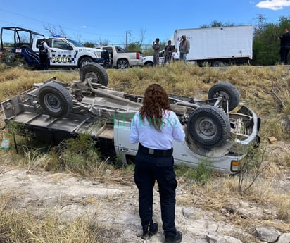 Camión con escombro vuelca en la avenida Puerta 4 de Monclova