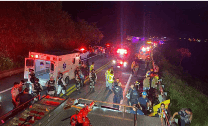 Volcadura de autobús de pasajeros deja 21 heridos y al menos 15 muertos en Nayarit