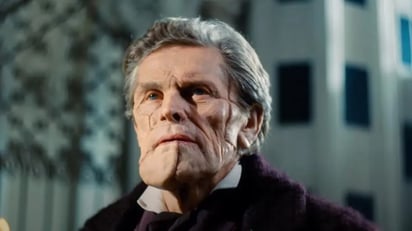 El actor Willem Dafoe aprendió a embalsamar para este papel: El actor logró aprender fácilmente, pero sin duda es una preparación de personaje muy extraña.