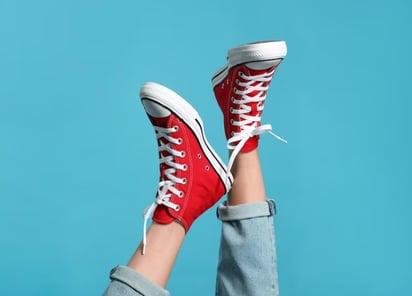 Outfits que se ven increíbles con 'converse': Los converse son los zapatos favoritos de muchas generaciones, mira estas combinaciones y también los amarás.